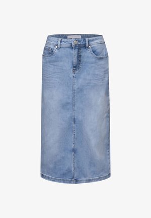 Falda vaquera de mezclilla azul claro hasta la rodilla con botones frontales, cremallera, trabillas para cinturón y bolsillos delanteros, con un sutil detalle desgastado.