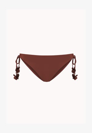 Bruine bikinibroekjes met zijstrikken en aan elke kant drie decoratieve stoffen bloemen tegen een effen achtergrond.