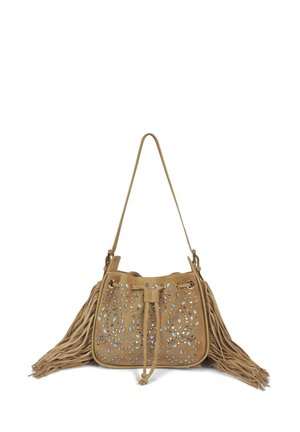 Bolso de cubo de gamuza color tostado con diseño perforado y tachuelas plateadas, que presenta largos flecos en un lado y un cierre de cordón.
