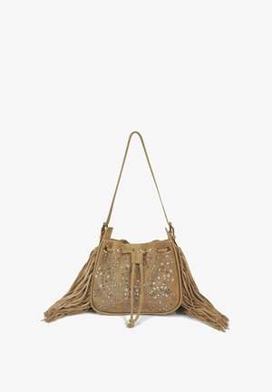 Bolso de cubo de gamuza color tostado con diseño perforado y tachuelas plateadas, que presenta largos flecos en un lado y un cierre de cordón.