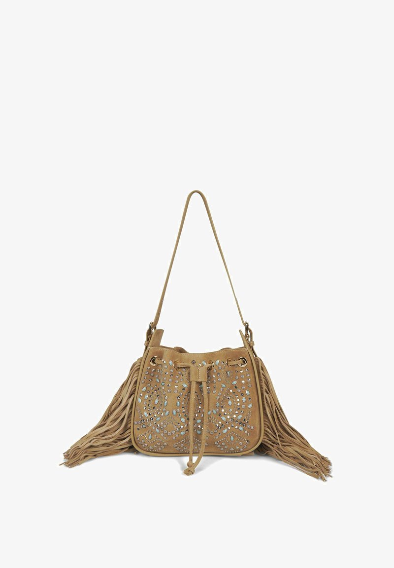 Bolso de cubo de gamuza color tostado con diseño perforado y tachuelas plateadas, que presenta largos flecos en un lado y un cierre de cordón.