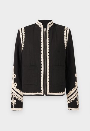 Jachetă neagră cu fermoar, cu margini brodate albe pe margini, mâneci și buzunare, cu modele florale pe partea inferioară a mânecilor.