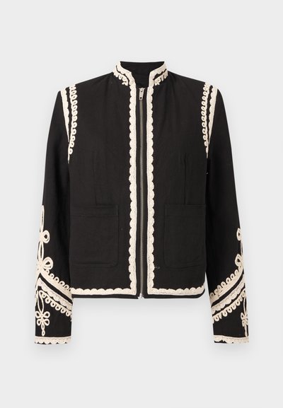 Μαύρο ζακέτα με φερμουάρ και λευκή κεντητή λεπτομέρεια κατά μήκος των άκρων, των μανικιών και των τσεπών, με λουλουδένια σχέδια στα κάτω μανίκια.