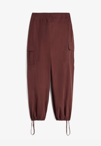 Pantaloni cargo marroni realizzati in tessuto leggero, con tasche laterali, polsini elasticizzati e cordoncino alle caviglie per una vestibilità regolabile.