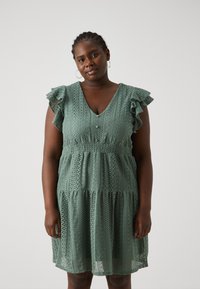 Vero Moda Curve VMHONEY V NECK DRESS  - Robe de jour - laurel wreath