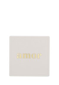 Kvadratisk, mjuk rosa block med rundade kanter, med ordet "amor" präglat i guldfolie. Slät yta med subtil lyster.