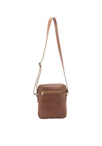Borsa a tracolla in pelle marrone con forma rettangolare, tracolla regolabile e tasca frontale con zip dorata. Texture liscia, design minimal.