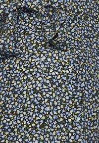 Černá látka s květinovým vzorem, na kterém se nacházejí modré a žluté květy spolu se zelenými listy, v lehkém, texturovaném provedení.
