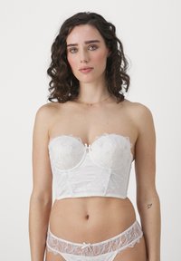 Witte strapless corset met bloemenborduursels op de cups, gemaakt van glad satijnen stof, met een haaksluiting aan de voorkant, gecombineerd met bijpassende kanten slipjes.