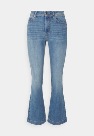 Blå denimjeans med høj talje, knap- og lynlåslukning, forlommer og flared ben mod en hvid baggrund.