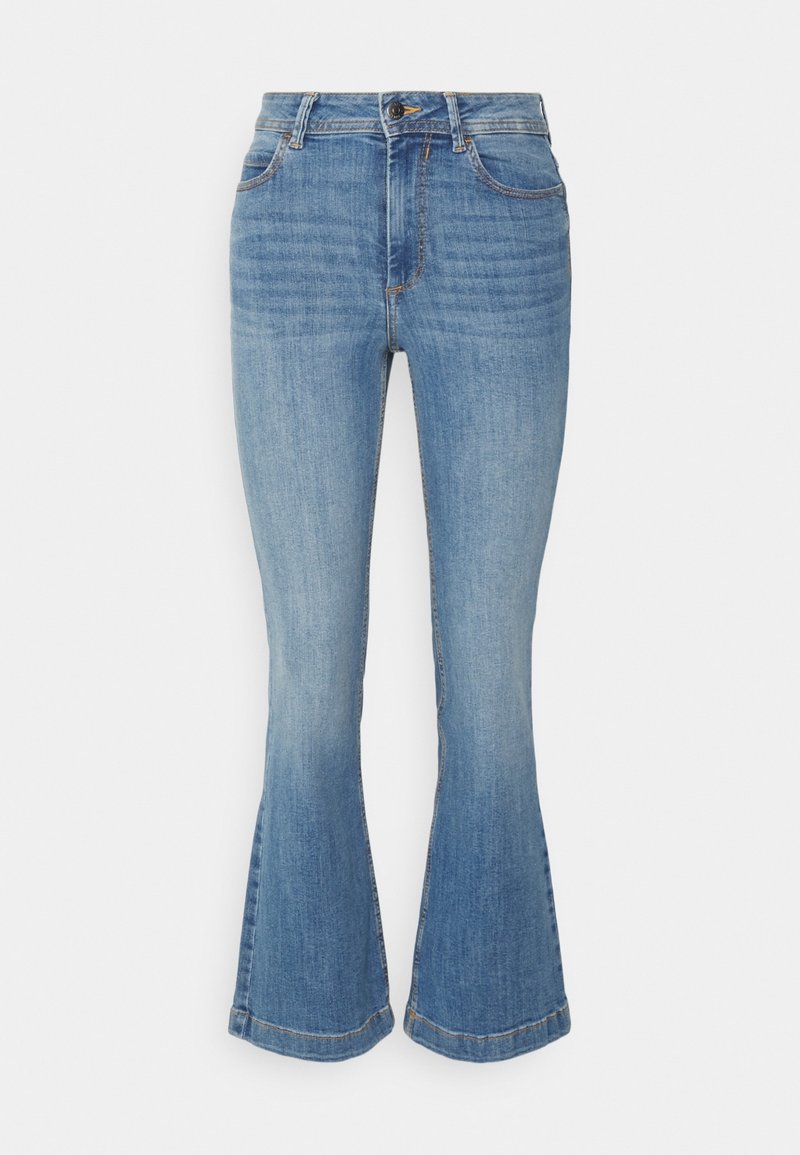 Jean en denim bleu avec une taille haute, fermeture par bouton et zip, poches avant et jambes évasées sur fond blanc.