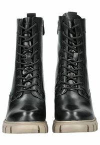 Botas de tobillo de cuero negro con cordones, acabado texturizado y una suela resistente de color claro con ranuras verticales para mayor tracción.