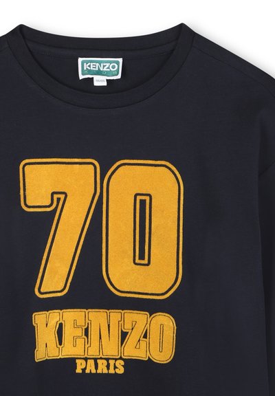 T-shirt in cotone blu navy con grandi numeri gialli "70" e il testo "KENZO PARIS" in bold giallo, design a girocollo, texture morbida.