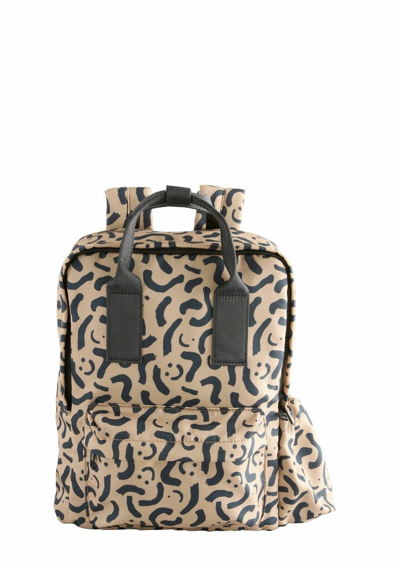 Beige rygsæk med et sort abstrakt mønster. Har to skulderremme, en frontlomme og et håndtag øverst til bæreevne.