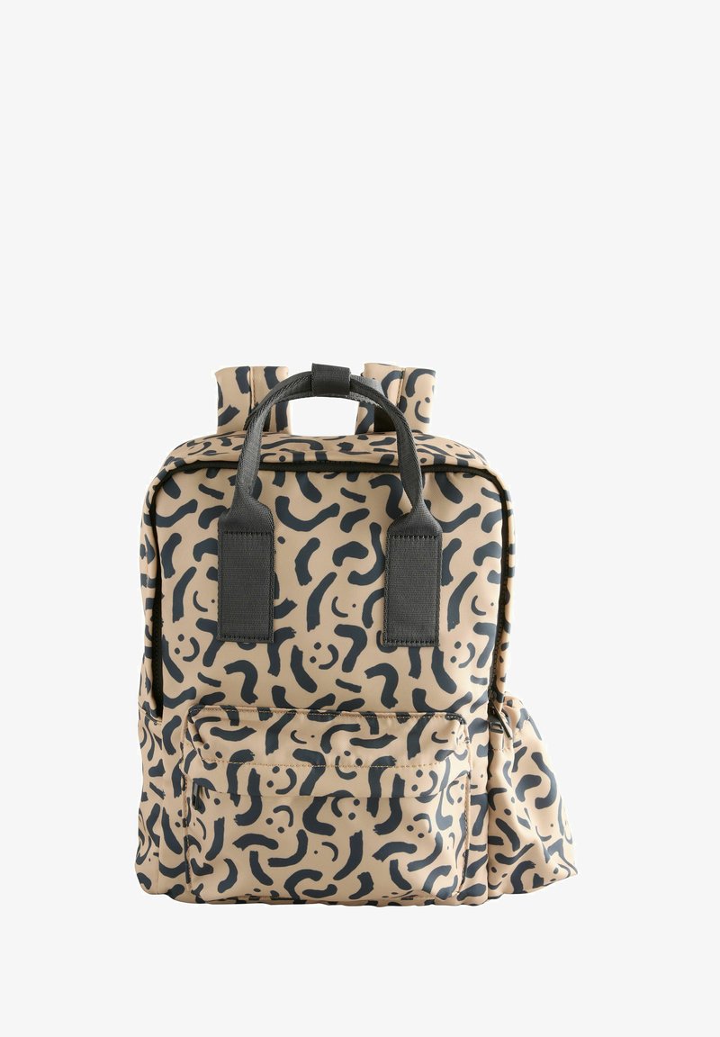 Sac à dos beige avec des motifs abstraits noirs en zigzag, deux poignées noires sur le dessus, des bretelles rembourrées et une poche avant zippée.