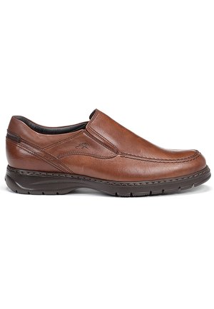 Zapato marrón de cuero sin cordones con textura suave, punta redondeada, cuello acolchado y un detalle de costura mínimo. Suela de goma gruesa que ofrece comodidad.
