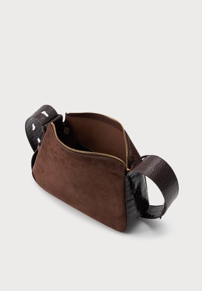 Sac à main rectangulaire en daim marron avec poignée et côtés en cuir noir texturé, fermeture éclair dorée ouverte montrant l'intérieur vide.
