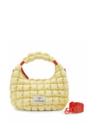 Pequeño bolso acolchado amarillo con diseño cuadrado acolchado, asa corta, parche con logotipo frontal y correa roja desmontable independiente.