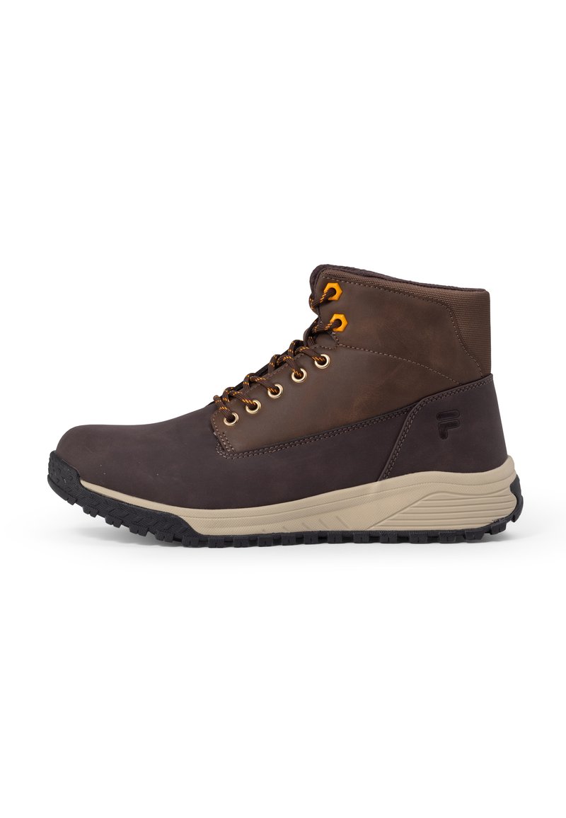 Botas de tobillo de cuero marrón con un collar acolchado, ojales dorados y cordones naranjas. Suela de goma texturizada para tracción y durabilidad.