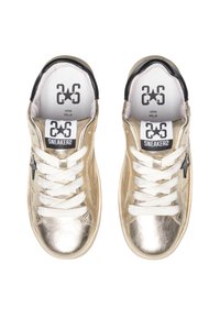 Sneakers in pelle dorata con lacci bianchi, tallone nero e dettaglio a stella. Presentano una texture liscia e un logo sulla linguetta.