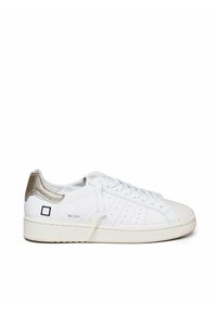 Sneaker bianca con design perforato, lacci piatti e un accento metallico dorato sul tallone. Suola in gomma e dettagli del logo discreti di lato.