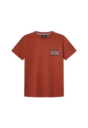 Rød bomulds t-shirt med korte ærmer og rund halsudskæring. Har en lille frontlomme med en trykt Union Jack og mærkenavn.