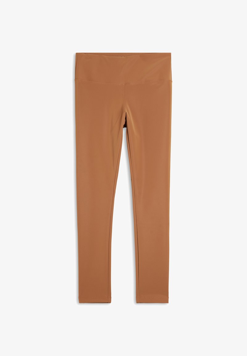 Leggings aderenti marroni realizzati in un materiale liscio ed elastico. Presentano una fascia alta in vita e due cuciture lungo le gambe.