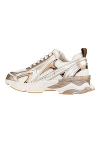 Sneaker sportivo in bianco e oro metallico, con pannelli in rete, forma arrotondata, dettagli testurizzati e una suola spessa e ammortizzata.