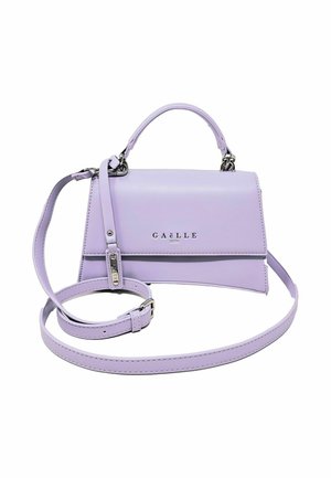 Borsa a tracolla lilla in materiale sintetico, con manico superiore, tracolla removibile e dettagli in metallo argentato. Presenta una patta frontale e un logo.