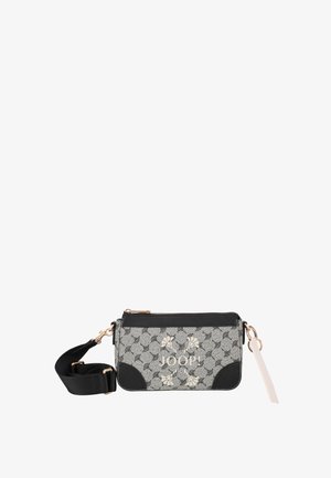 Rechthoekige crossbodytas met bloemenpatroon, "JOOP!" logo, zwarte afwerking, gouden rits, zwarte verstelbare band en beige polsbandje op witte achtergrond.