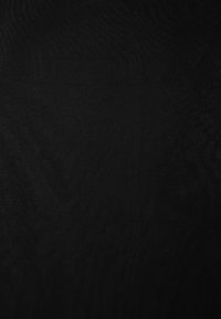 Svart tyg med en jämn textur, slät yta och inga synliga mönster eller dekorationer. Lätt rynkad utseende.