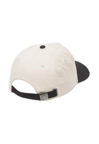 Hvid canvas baseball cap med sort skygge, justerbar rem og sølvfarvet hardwaredetalje bagpå. Cirkulær knap på toppen.