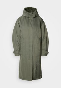 Parka verde oliva con cappuccio in fleece testurizzato. Presenta una zip frontale, tasche laterali e maniche ampie. Materiale liscio e leggero.