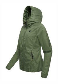 Grønn hettejakke laget av lett, vannavstøtende materiale. Har to glidelåslommer på siden og elastiske mansjetter for en god passform.