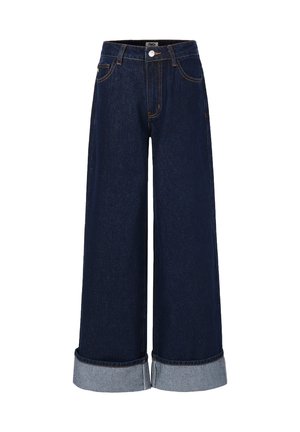 Jean en denim bleu foncé à jambes larges avec ourlets retroussés et poches avant, présentant des coutures orange visibles et une fermeture à bouton.