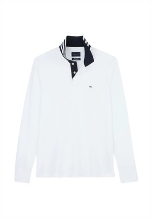 Polo blanc à manches longues avec un col bleu marine orné de rayures blanches, une patte à trois boutons, et un petit logo brodé sur la poitrine.