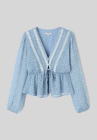 Blouse florale bleu clair avec manches longues, un col en V, un détail à nouer à la taille et une dentelle blanche le long du col et des manches.