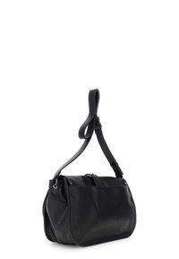 Sac à main en cuir noir avec un panneau texturé, une sangle ajustable et une forme incurvée. Doté de quincaillerie métallique et d'un compartiment principal spacieux.