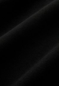 Mustapintainen kangas, jossa on sileä, hieman teksturoitu pinta, esittelee hienovaraisia taitoksia ja rypytyksiä, sopii erilaisiin tekstiilikäyttöihin.
