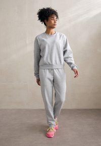 adidas Sportswear ESSENTIALS SMALL LOGO FEEL COZY  - Camisola - medium grey heather/white