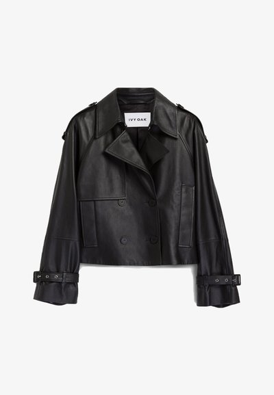 Zwarte leren cropped jack met een dubbelzijdig ontwerp, grote kleppen, zijzakken en riemaccenten op de mouwen. Merkenlabel zichtbaar.