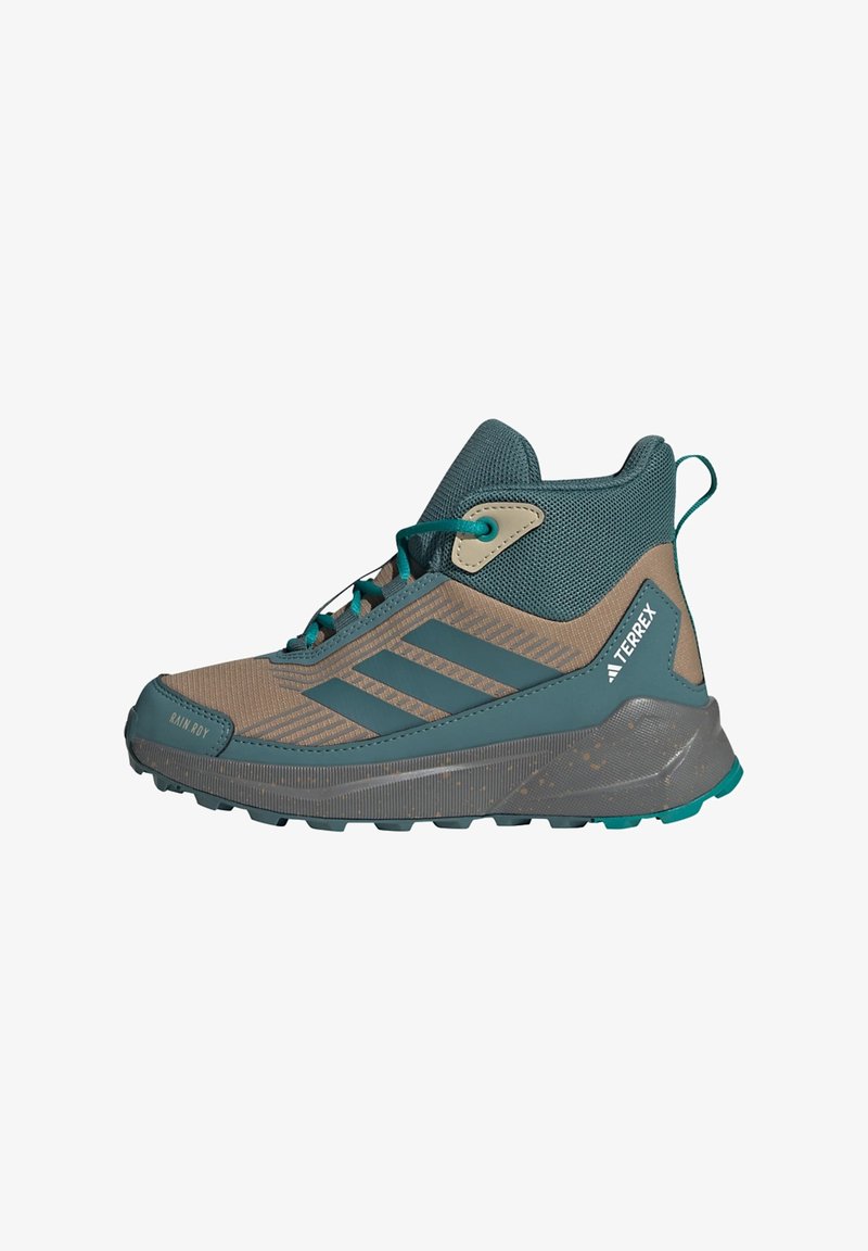 Hochwanderschuhe mit einer Kombination aus braunem Stoff und türkisfarbenen Akzenten, strukturiertem Mesh und einer Gummisohle mit Profilmustern.