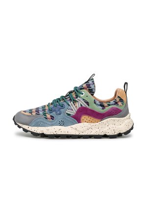 Sneaker multicolore con tessuto a motivo lana, sovrapposizioni in suede blu e viola, suola bianca screziata e suola esterna in gomma nera.