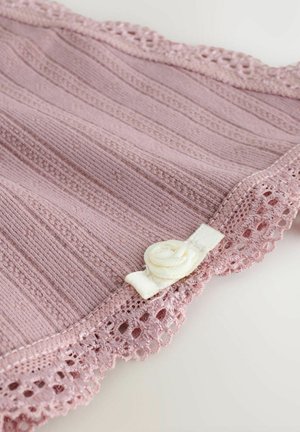 Roze gebreide stof met horizontale ribbels, voorzien van een kanten rand en een witte knoopaccent in de vorm van een roos aan de rand.