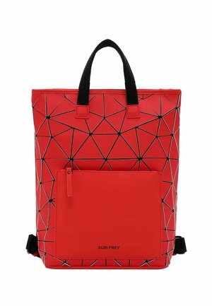 Czerwony plecak z czarnym geometrycznym wzorem trójkątów, czarnymi uchwytami i przednią kieszenią zapinaną na zamek z napisem "SURI FREY".