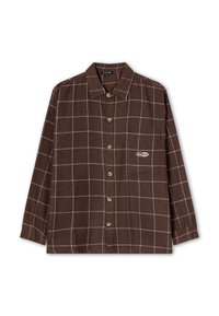 Camicia a quadri marrone con maniche lunghe, chiusura a bottone, colletto allargato e tasca laterale; presenta un logo bianco sul petto.
