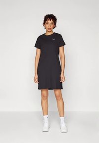 Juoda sportinė suknelė trumpomis rankovėmis, apvaliu iškirpte ir subtiliu logotipu ant krūtinės. Pagaminta iš lengvos, orui laidžios medžiagos.