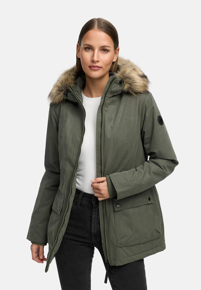 Grön parkajacka med en foder av päls vid huvan, framsida med dragkedja, tryckknappsfickor och ribbade ärmslut. Tyget har en slät textur med matt yta.