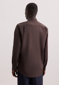 Bruine lange mouwen shirt met een rechte snit, klassieke kraag en knoopmanchetten, met een gladde, geweven textuur.