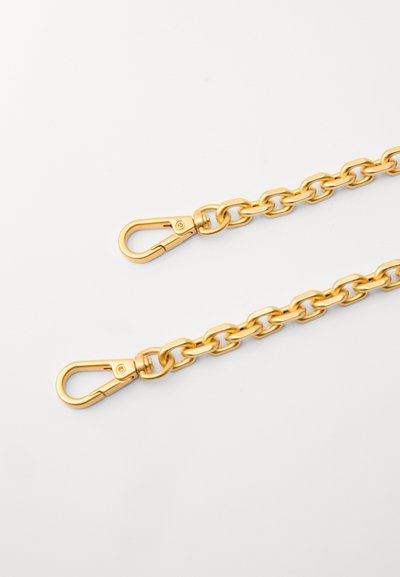 Due catene di metallo dorato con ganci a molliera su uno sfondo bianco, disposte diagonalmente e parallele tra loro.